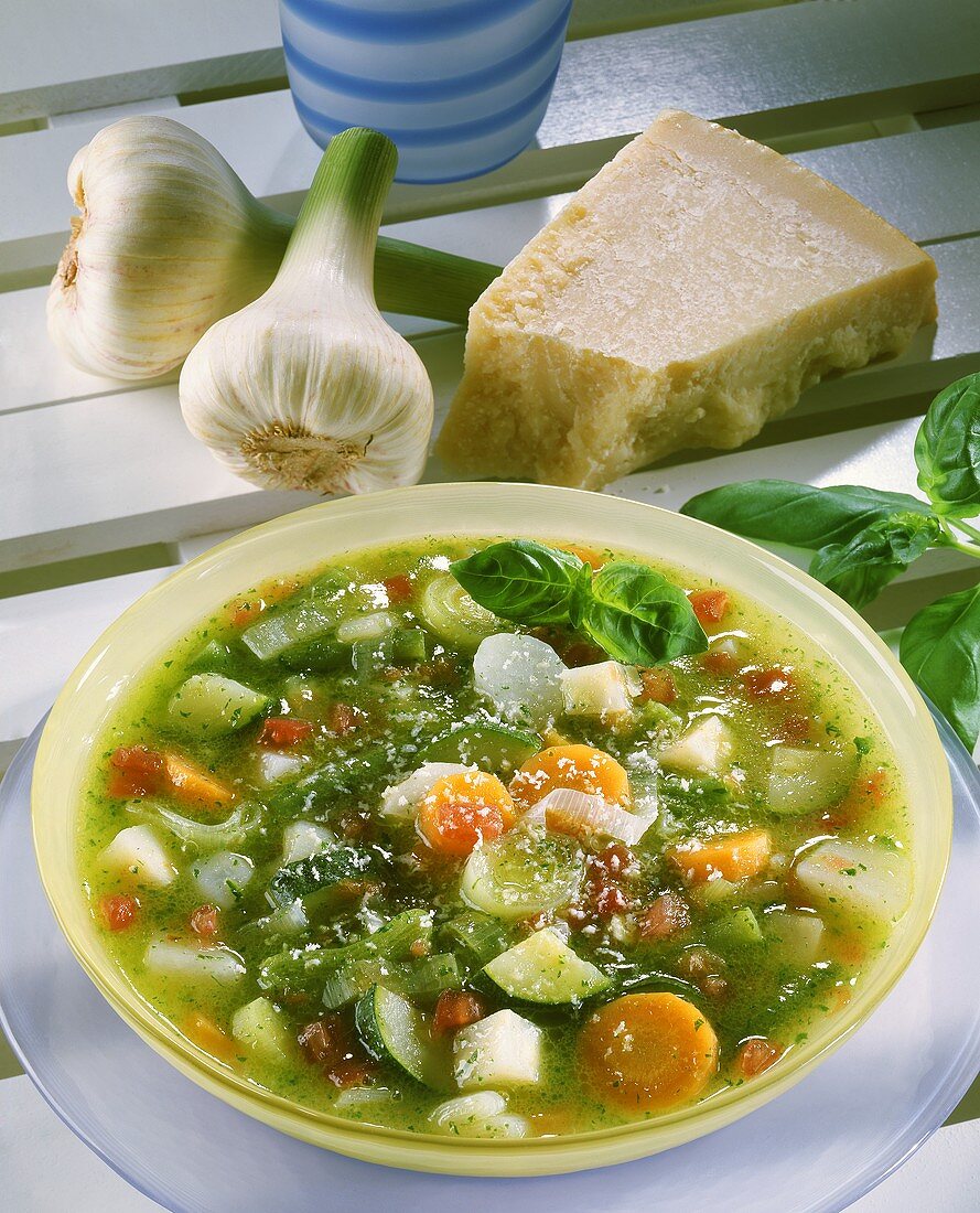 Minestrone al pesto (Gemüsesuppe mit Pesto, Italien)