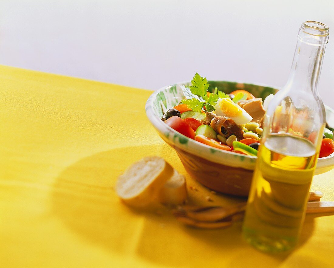 Sommerlicher Gemüsesalat mit Sardellen und Thunfisch