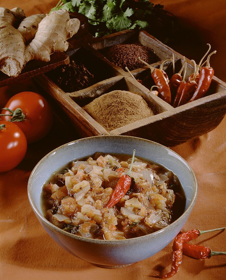 Indisches Tomaten-Zwiebel-Chutney mit Ingwer und Chili