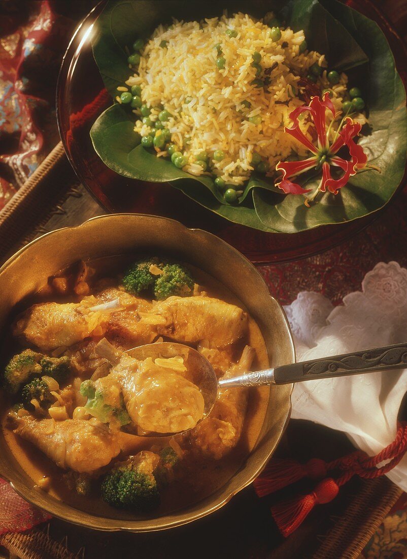 Safranreis mit Erbsen und Hähnchen-Curry mit Brokkoli