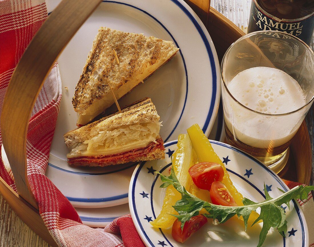 New Yorker Reuben-Sandwiches mit Sauerkraut und Käse