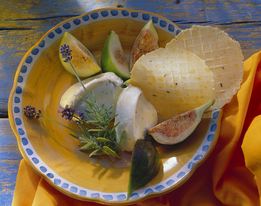 Rosmarinkäse mit frischen Feigen und Kräckern