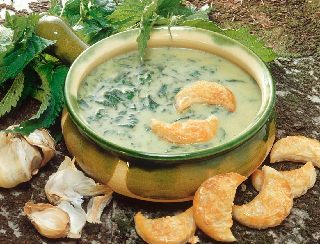 Nettle soup with puff pastries