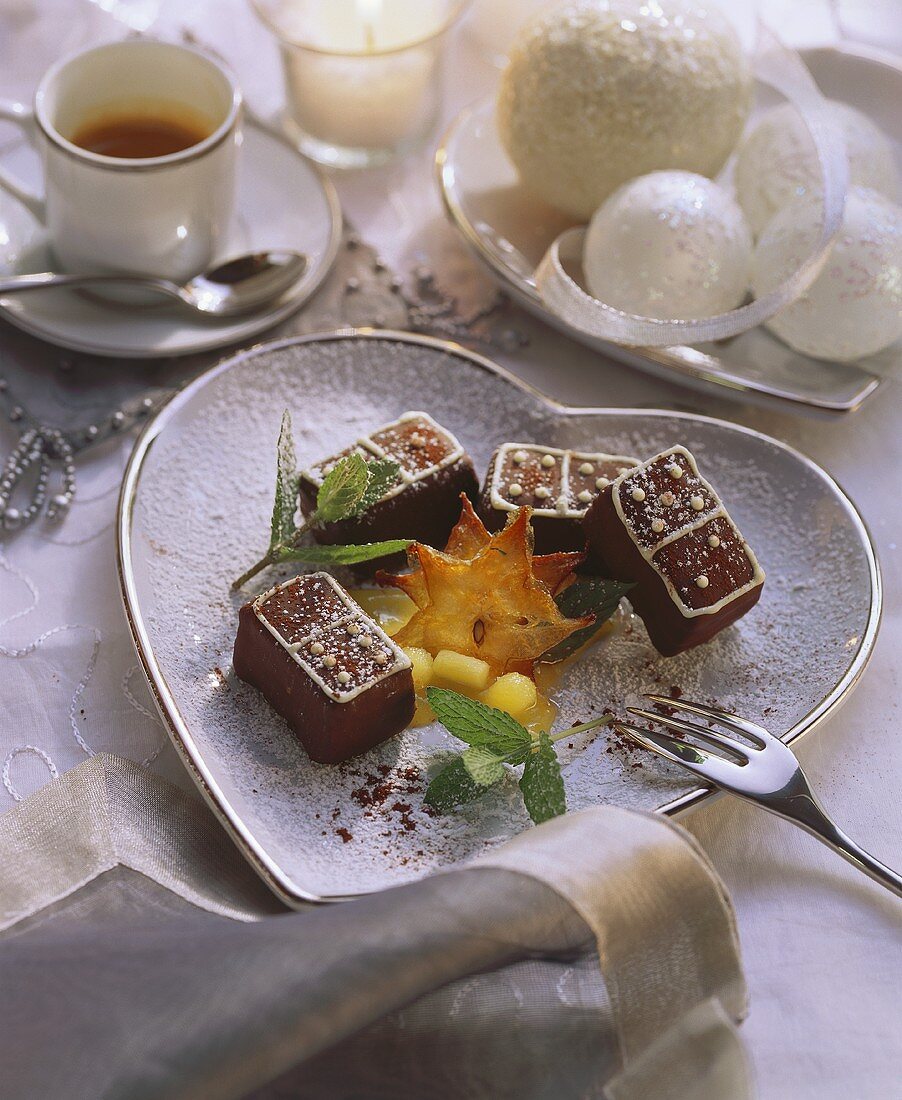 Gewürz-Dominosteine mit Mango und Karambole