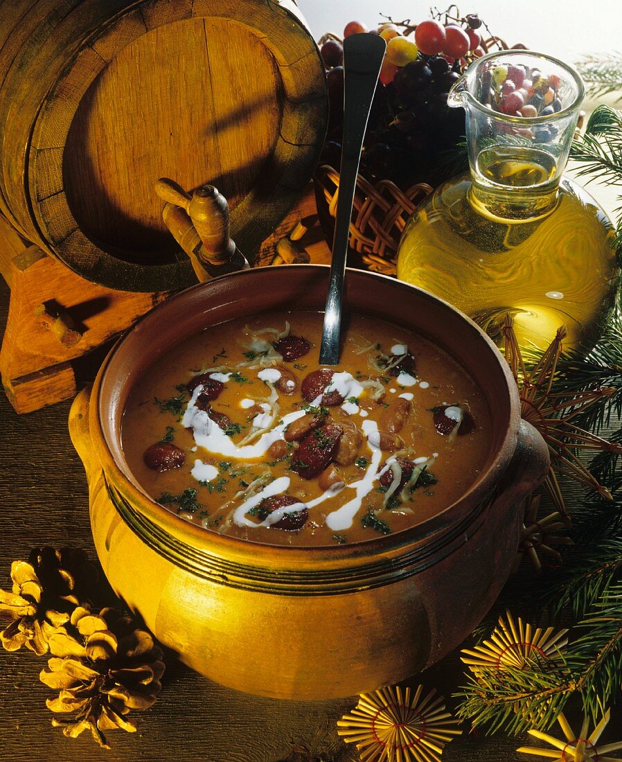 Bohnensuppe mit Sauerkraut und Wurst