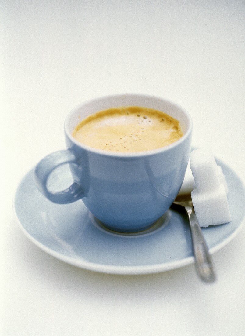 Kaffee in hellblauer Tasse