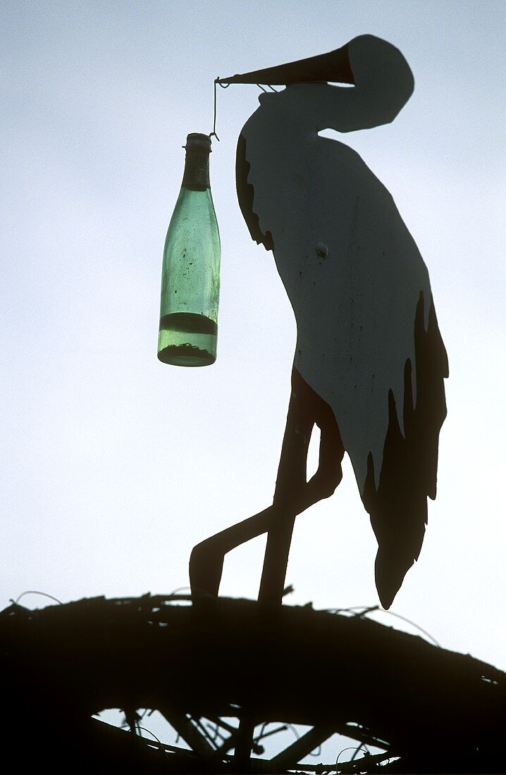 Ein Storch mit einer Weinflasche (Elsass, Frankreich)