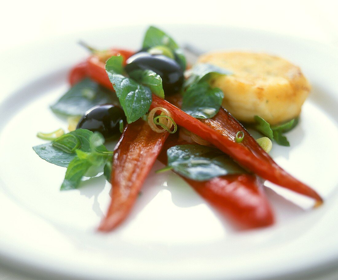 Gebratener Ziegenkäse mit Paprika-Minze-Salat