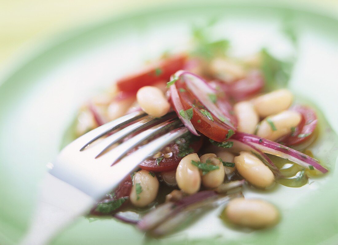 Bean salad with cherry tomatoes and onions