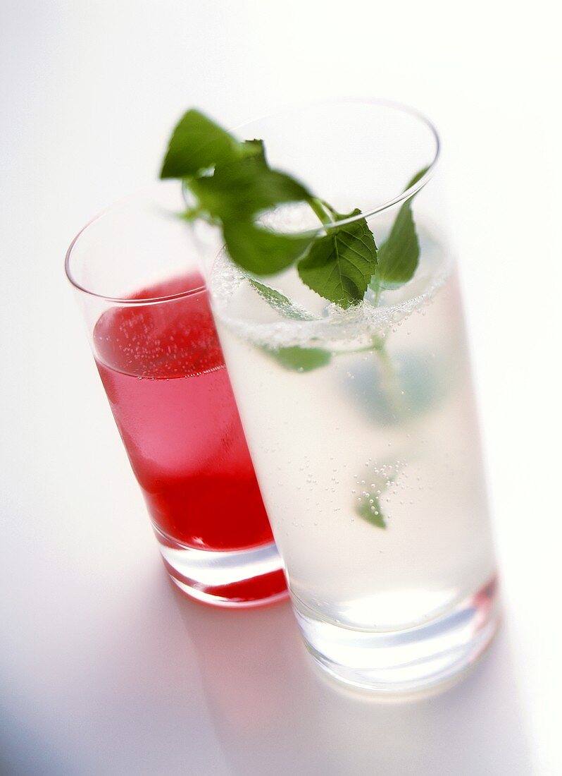Zwei alkoholfreie Cocktails: Lemon Squash und Shirley Temple