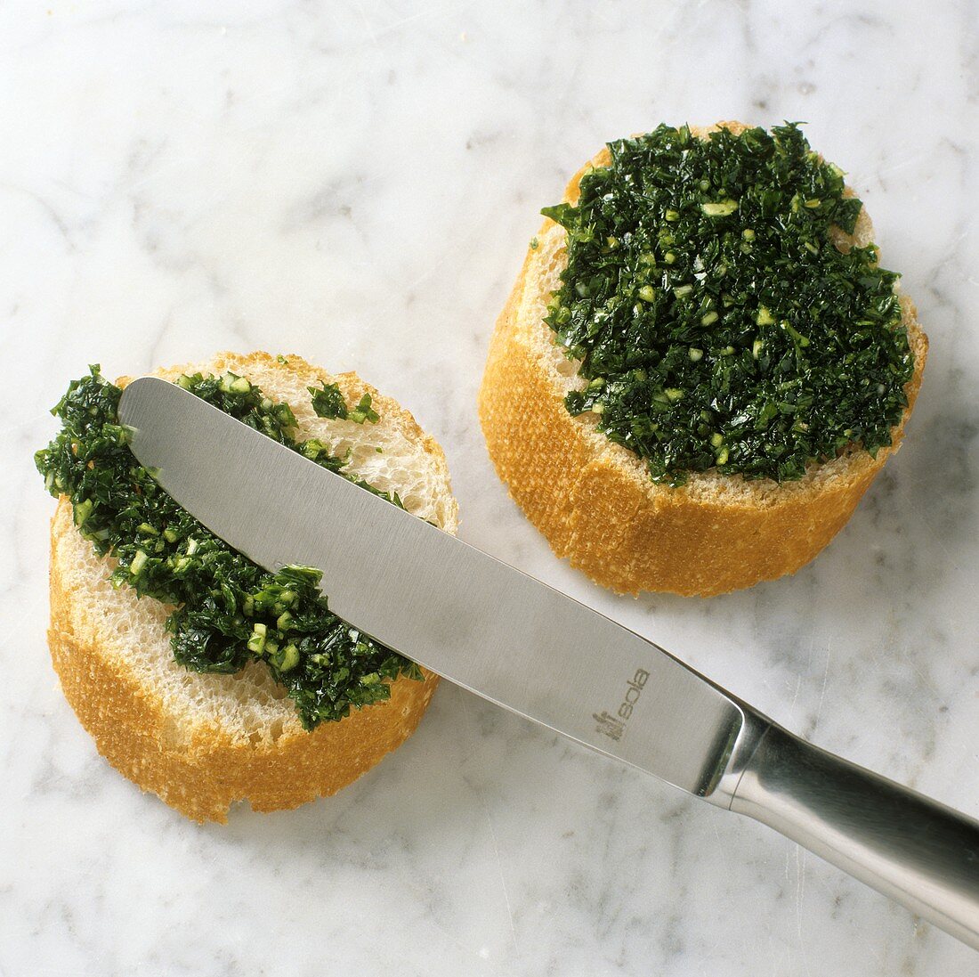 Baguette slices with parsley