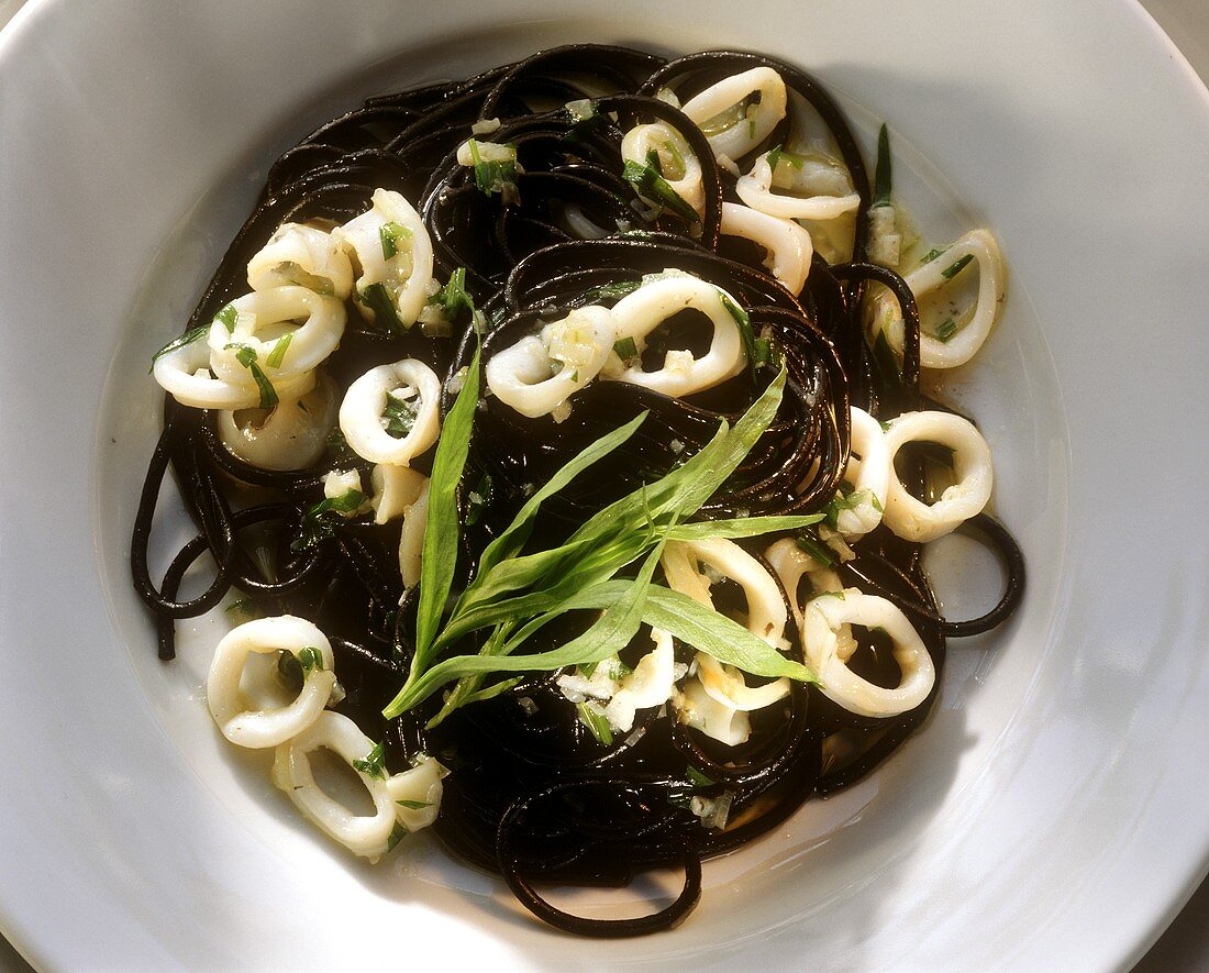 Pasta nera con calamari (Schwarze Spaghetti mit Calamare)