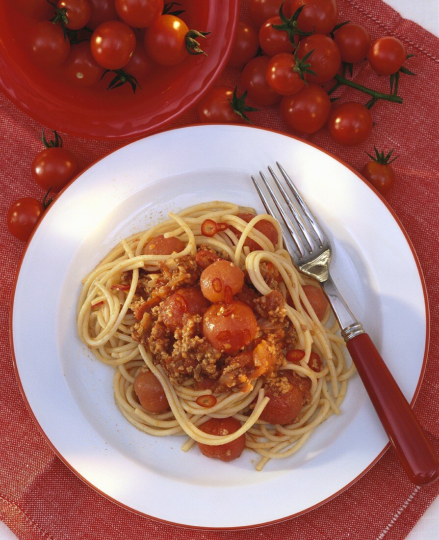 Spaghetti with mince sauce and cocktail tomatoes