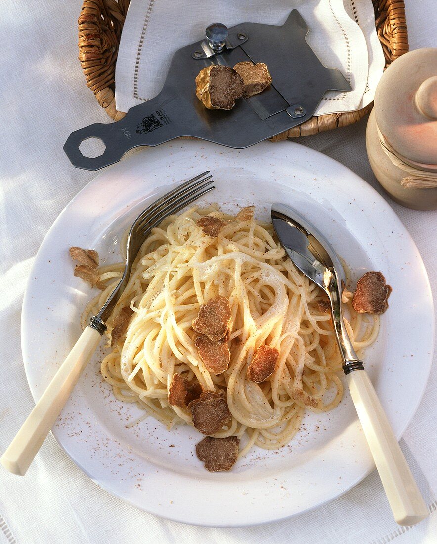 Pasta all'albese (Spaghetti with celery sauce and truffles)
