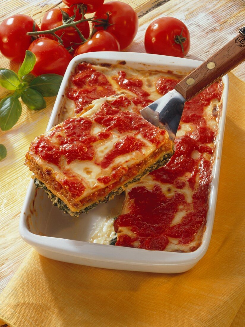 Spinach and mince lasagne with tomatoes