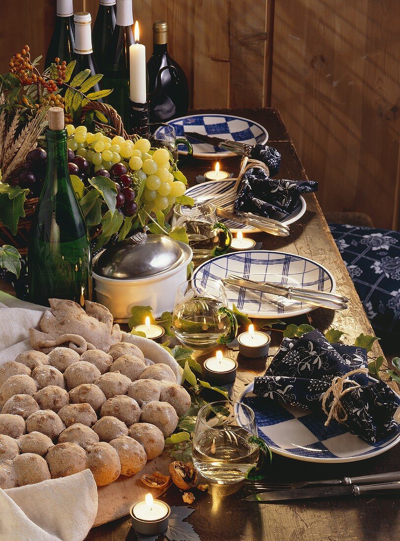 Herbstlich, festlich gedeckter Tisch für das Weinfest