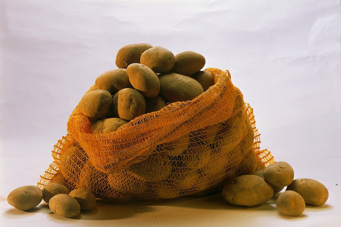 Ein gelber Sack gefüllt mit Kartoffeln