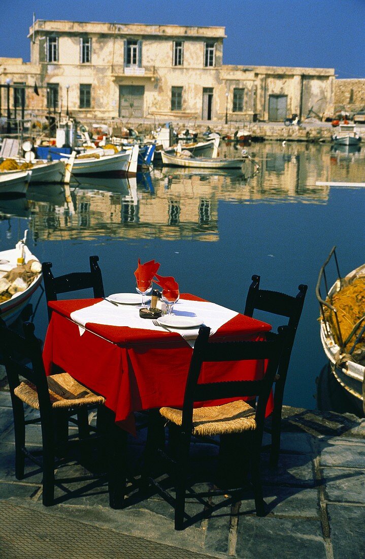Gedeckter Tisch im Freien in Restaurant am Hafen