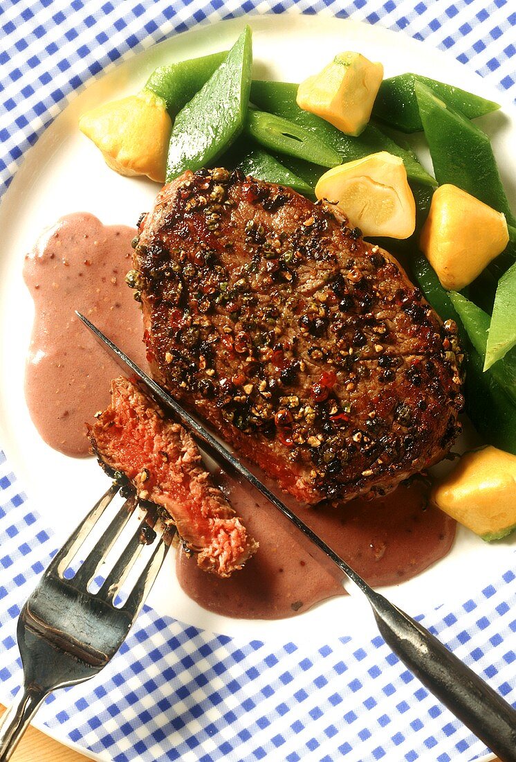 Peppered steak with red wine sauce and vegetables