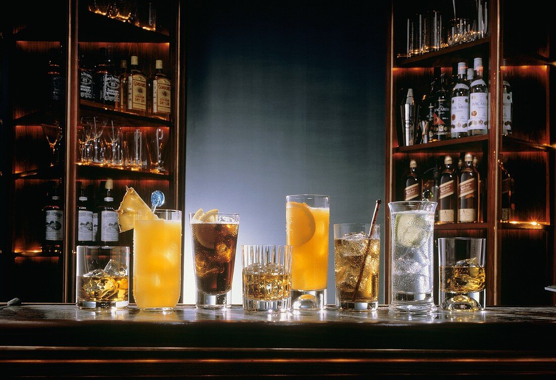 Verschiedene Cocktails auf Theke einer Bar