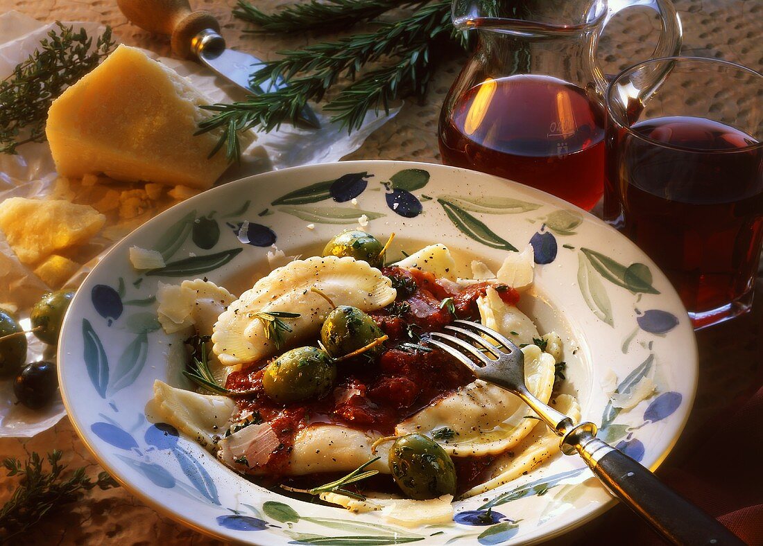 Pansotti alla napoletana (Nudeltaschen mit pikanter Sauce)