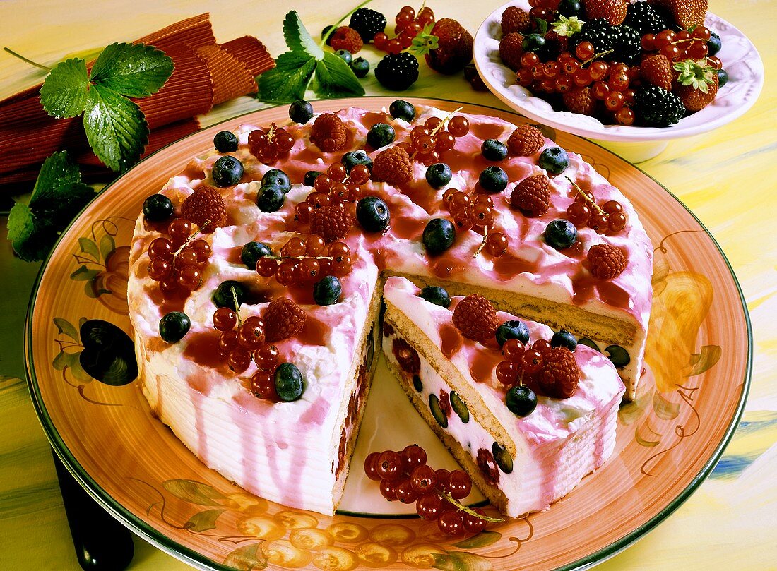 Biskuit-Frischkäse-Torte mit frischen Beeren