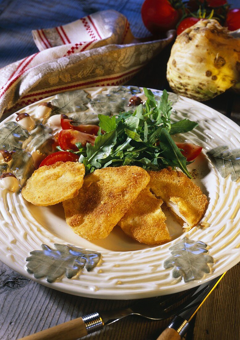 Panierte Sellerieschnitzel mit Rucolasalat & Tomaten