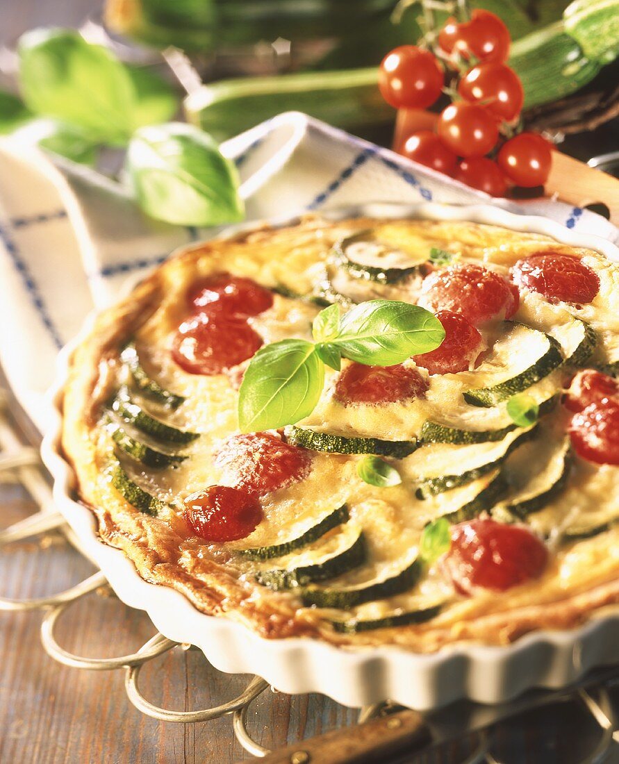 Zucchini-Tomaten-Quiche mit Basilikum garniert