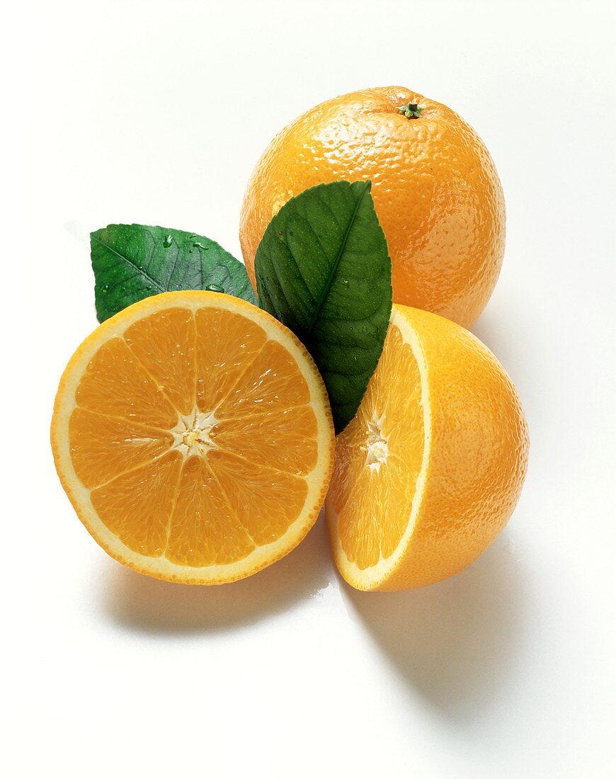 Orangen, ein ganze & zwei halbe Früchte sowie Blätter