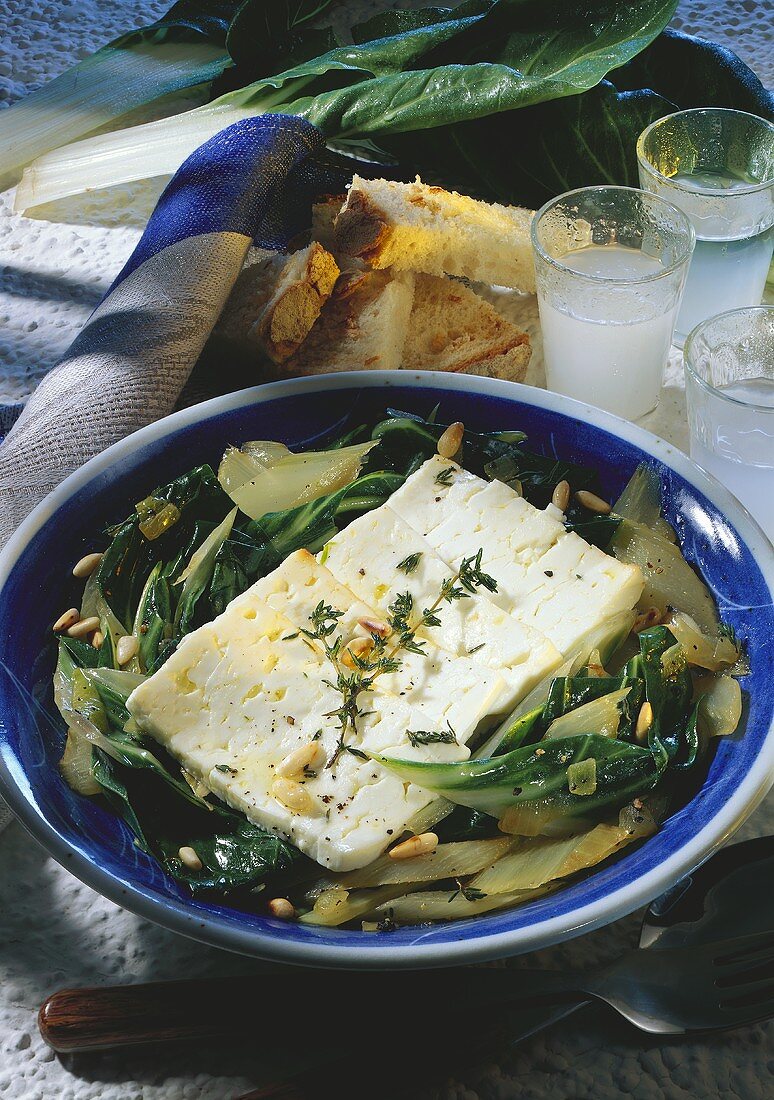 Schafskäse auf Mangoldgemüse mit Pinienkernen