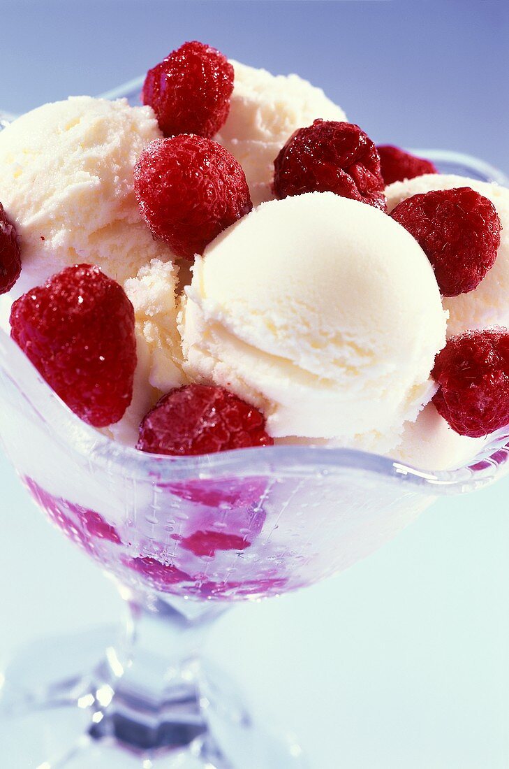 Eisbecher mit Vanilleeis & Himbeeren