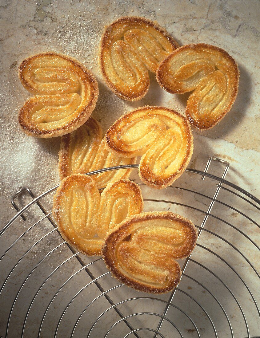 "Pig's ears" in quark puff pastry