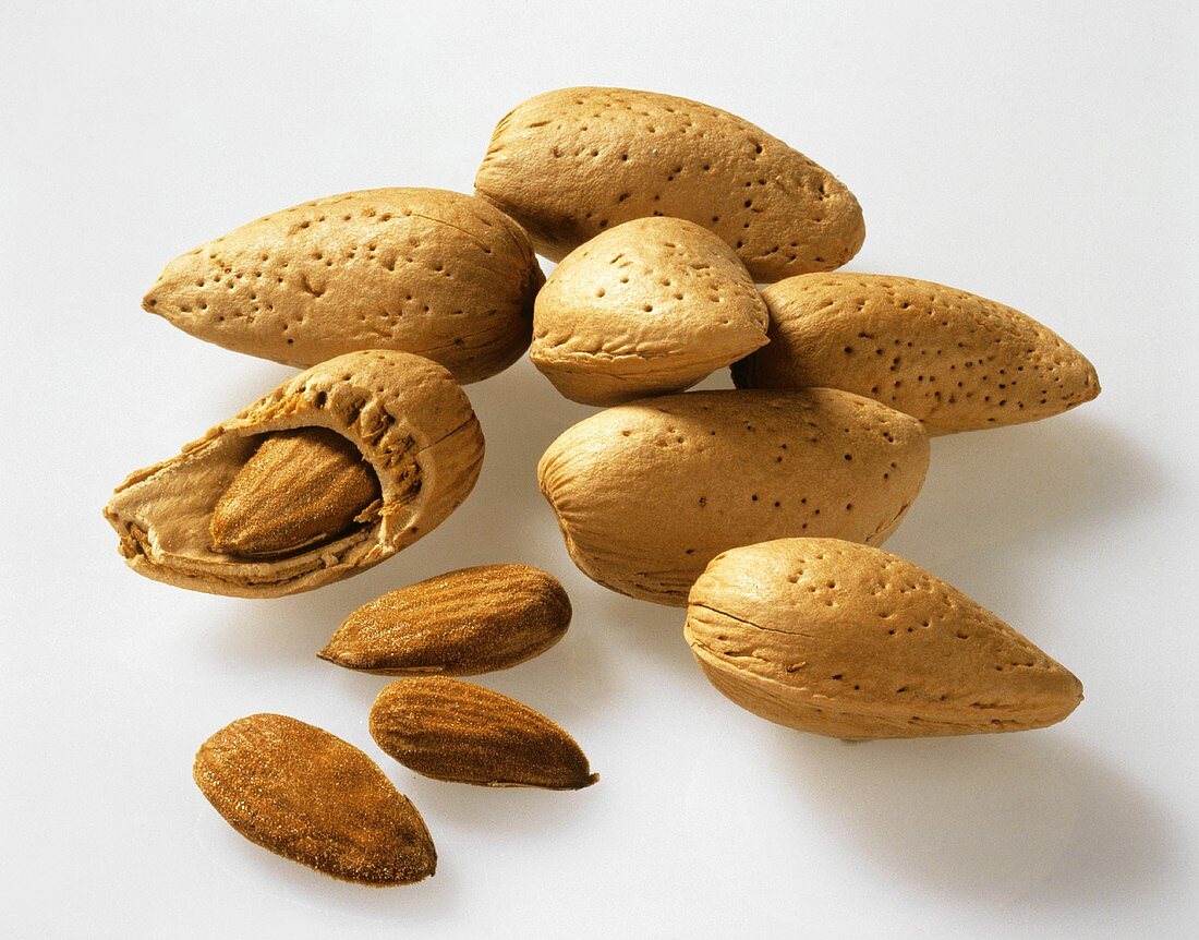 Several almonds, with and without shells