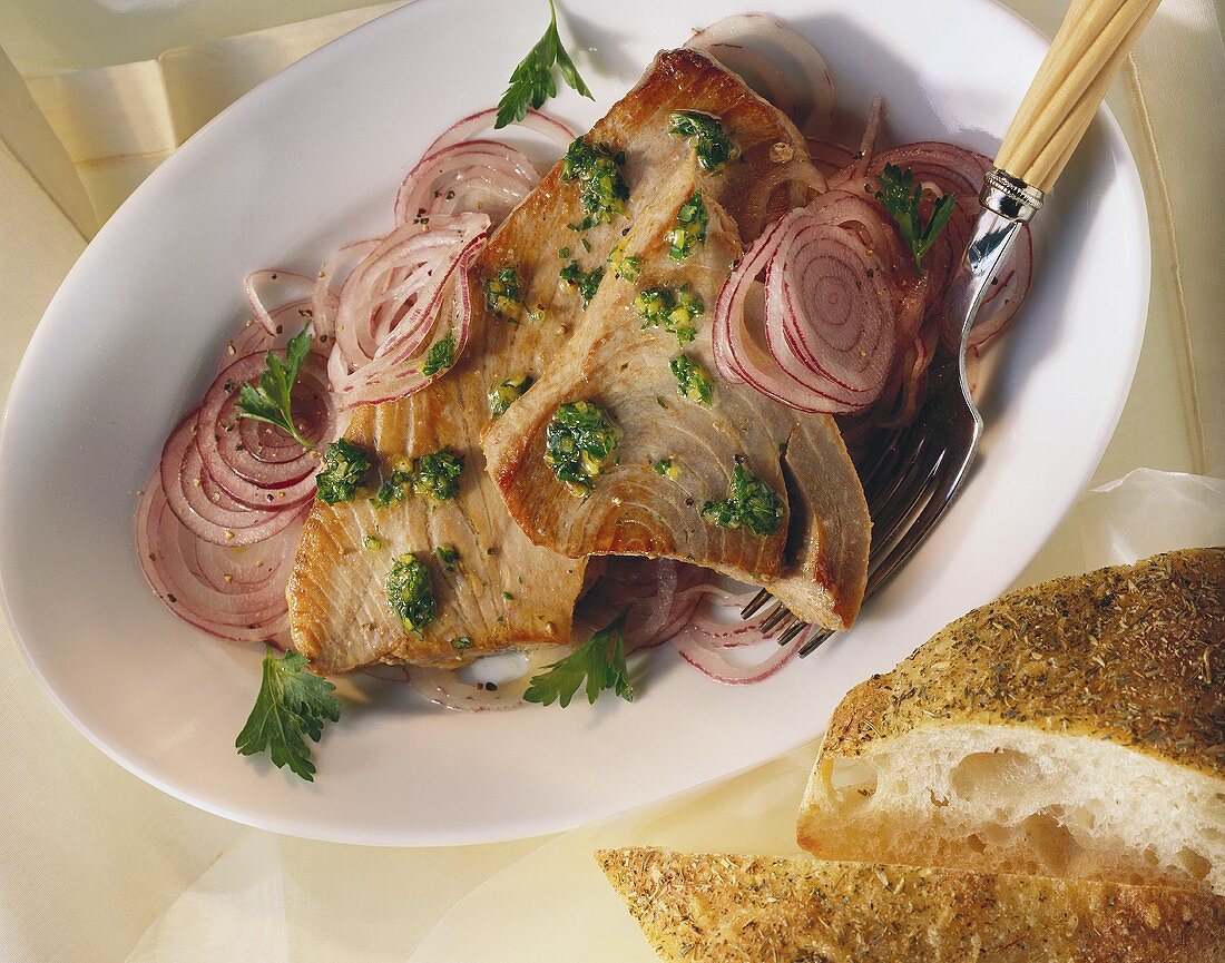 Gebratenes Thunfischfilet mit Zwiebelsalat & Kräutersauce