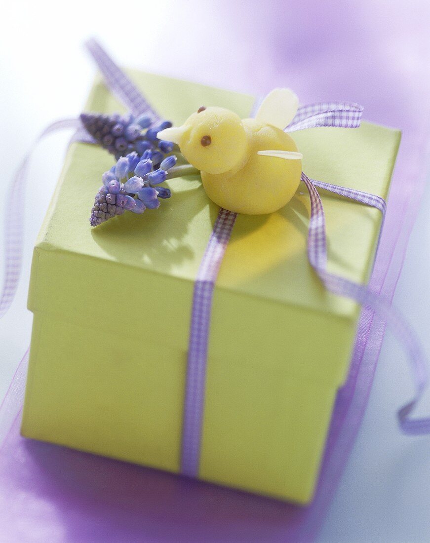 Easter parcel (gift box with Easter decoration)