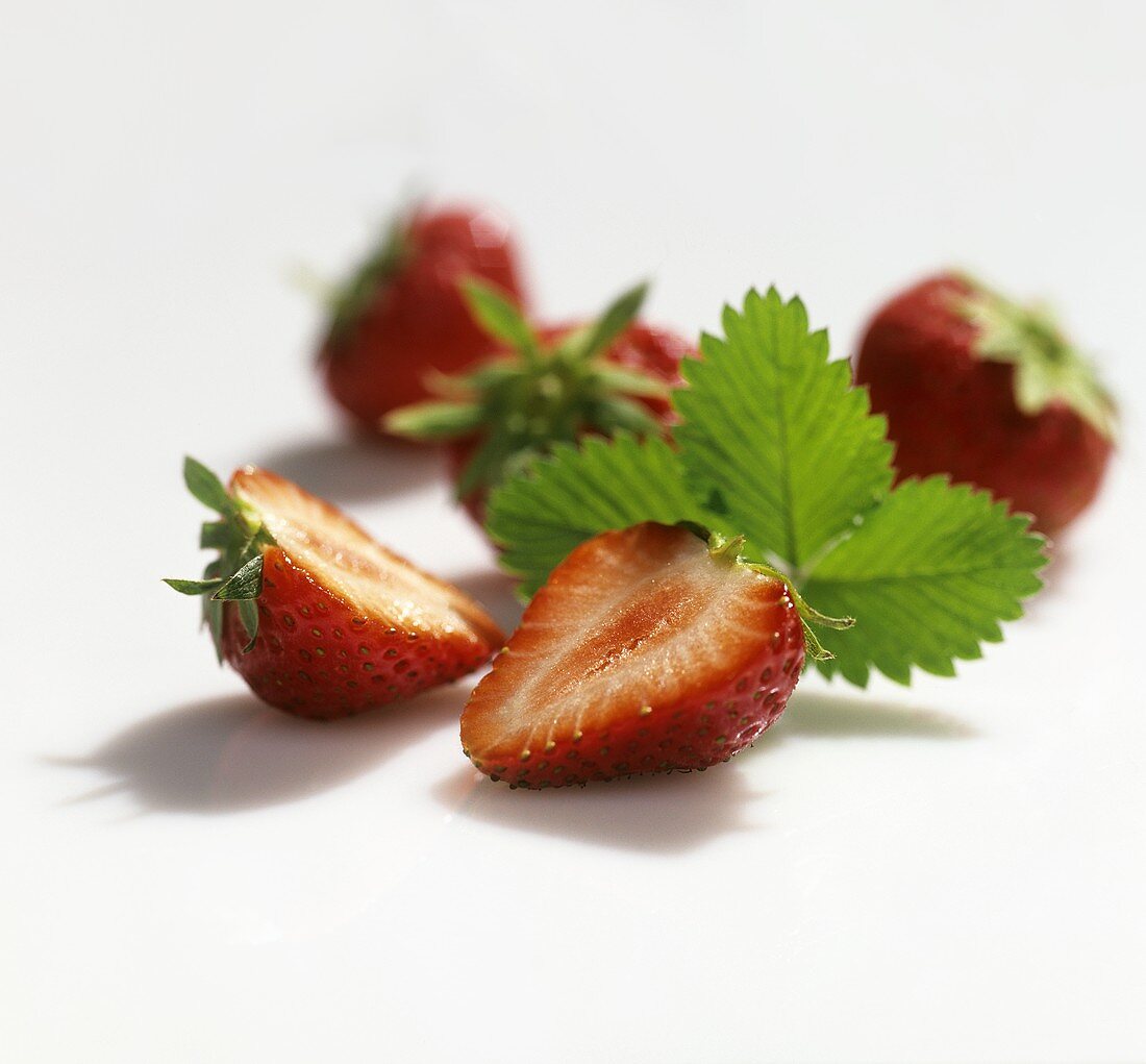 Erdbeeren mit Blättern