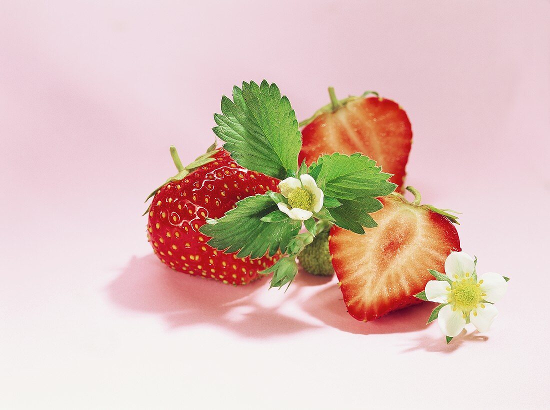 Erdbeeren mit Blättern und Blüten