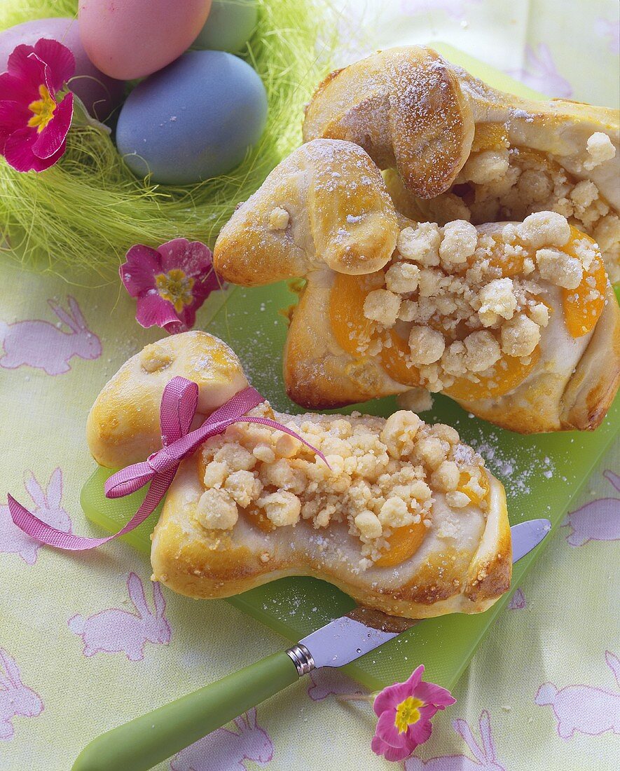 Easter lambs in yeast dough with apricots