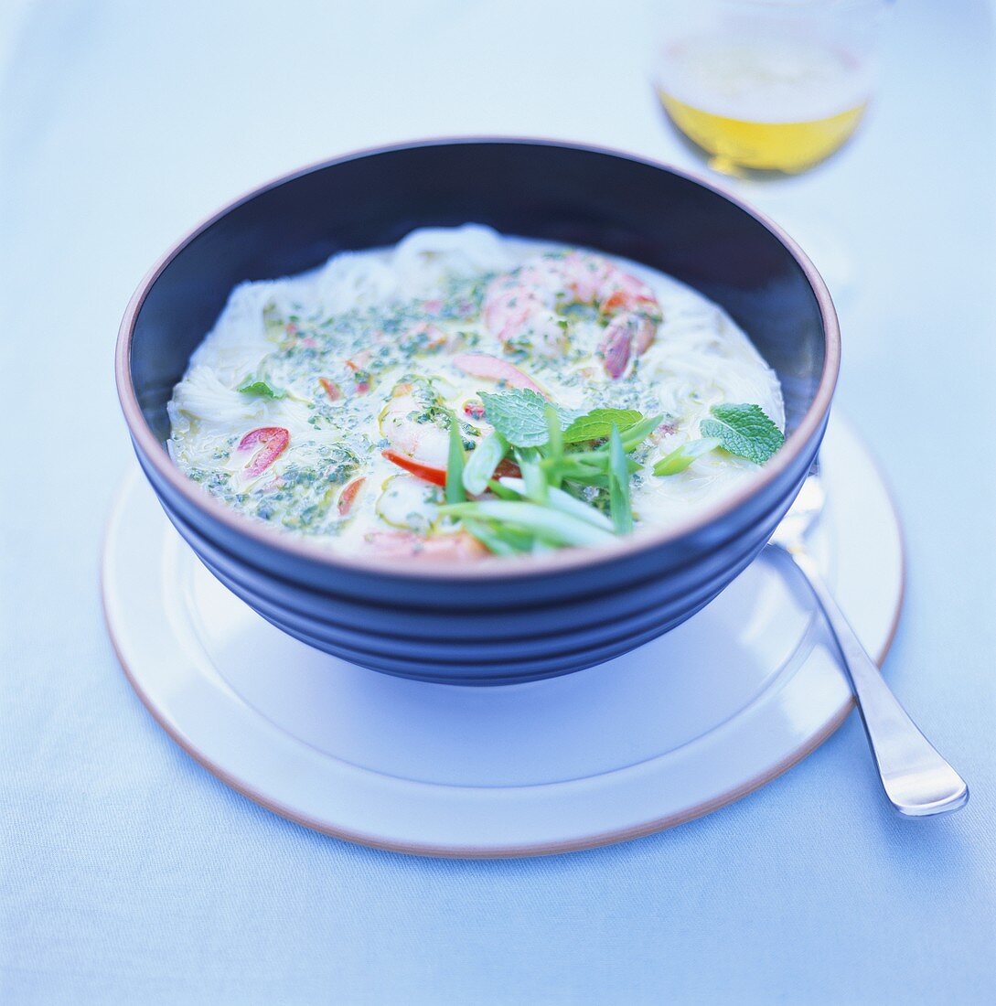 Joghurtsuppe mit Garnelen und Kräutern