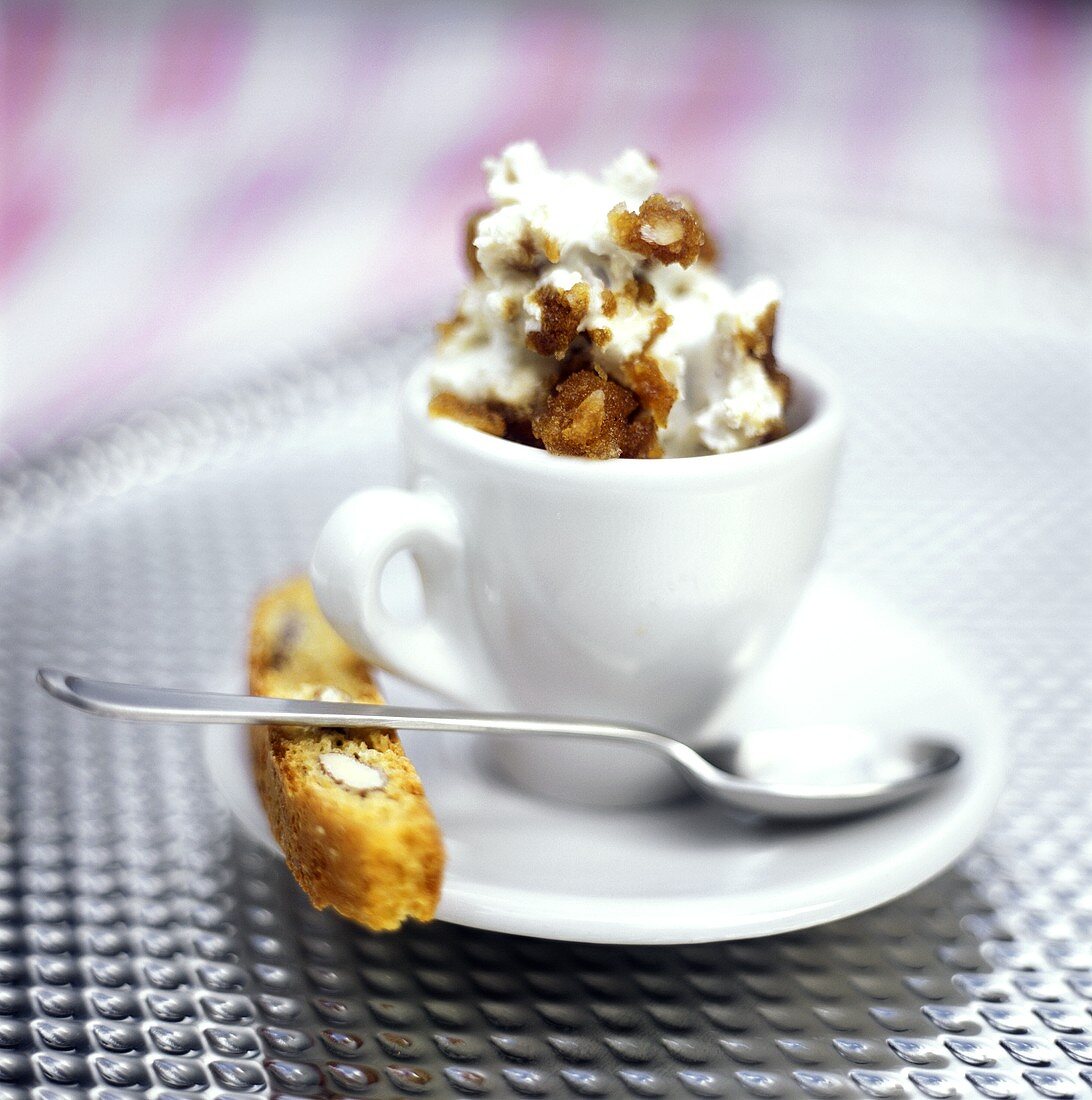 Granita di caffè con panna (Kaffeegranité mit Sahnehaube)