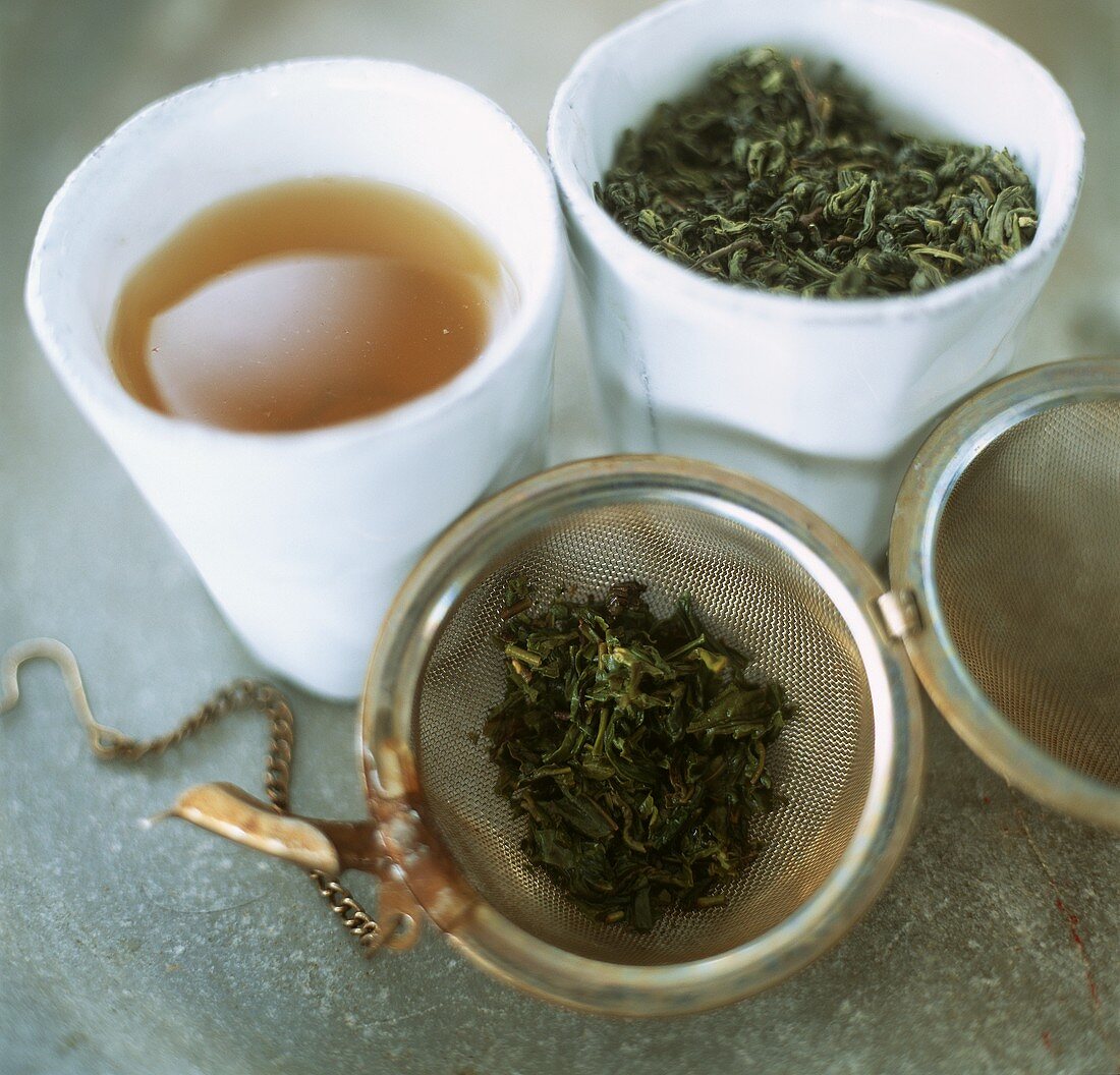 Grüner Tee und Teeblätter