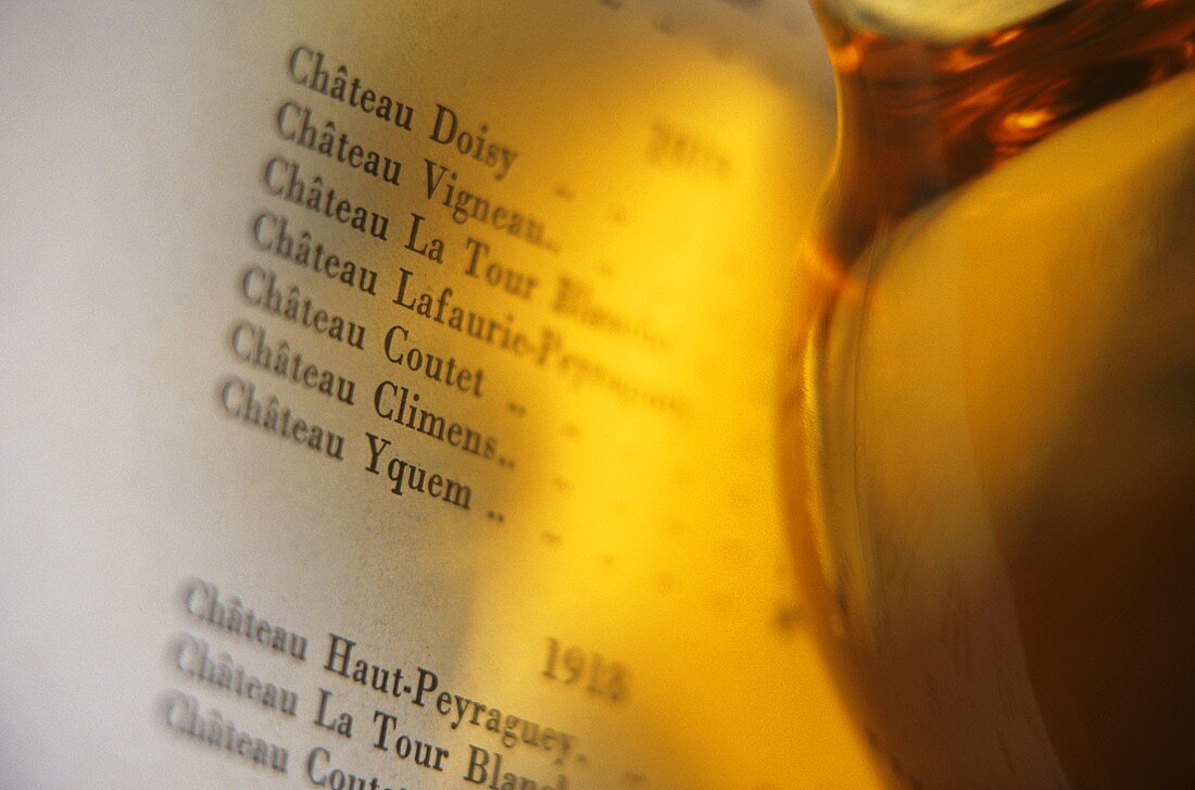 Eine Flasche Château d'Yquem vor Weinkarte