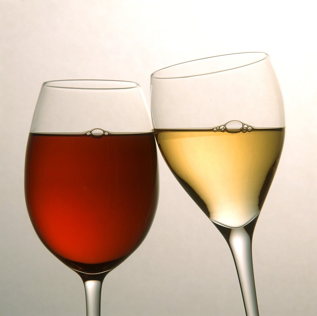 Ein Glas Rot-und Weißwein beim Anstossen