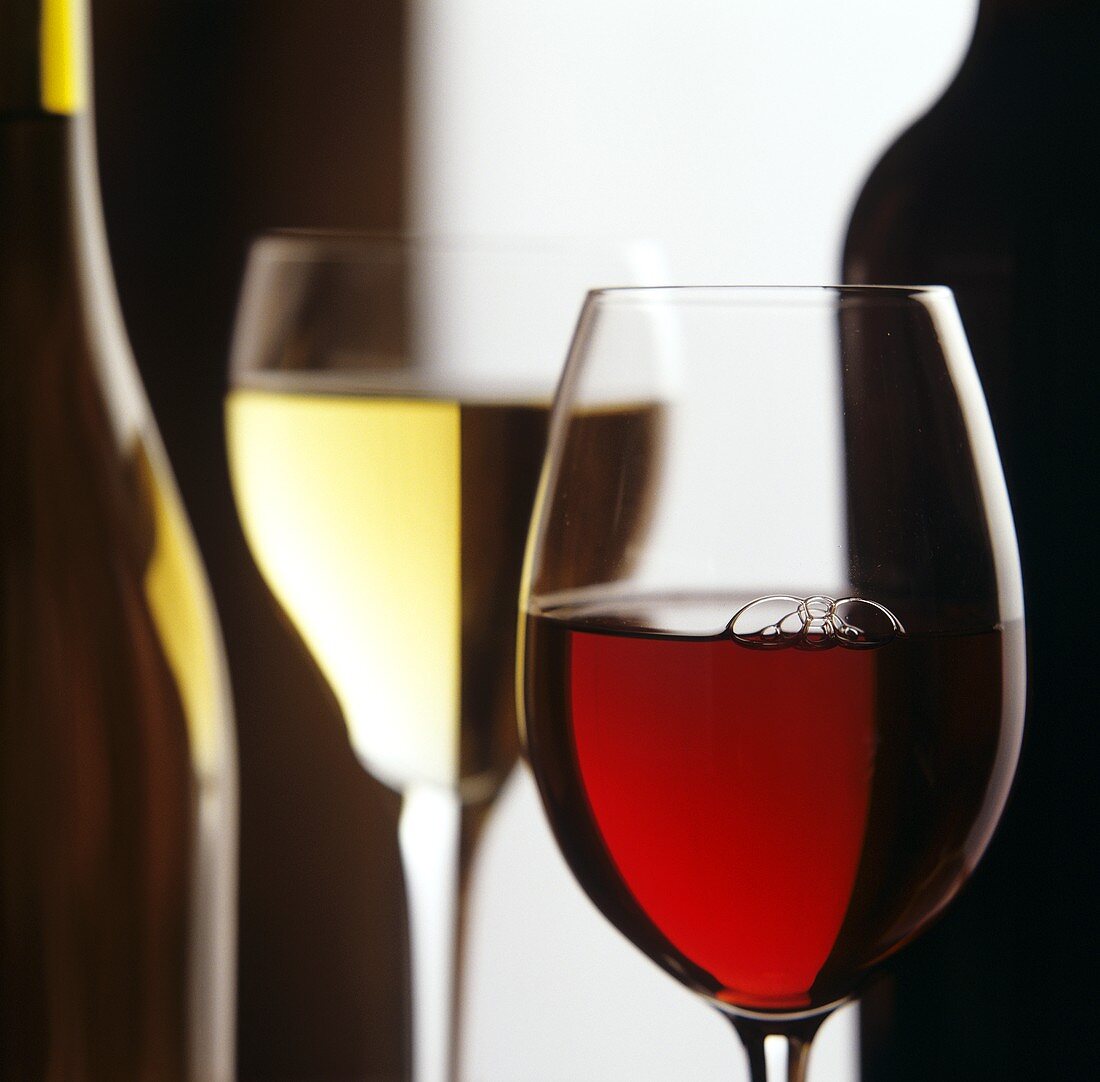 Stillleben mit Rot- und Weißwein (Gläser und Flaschen)