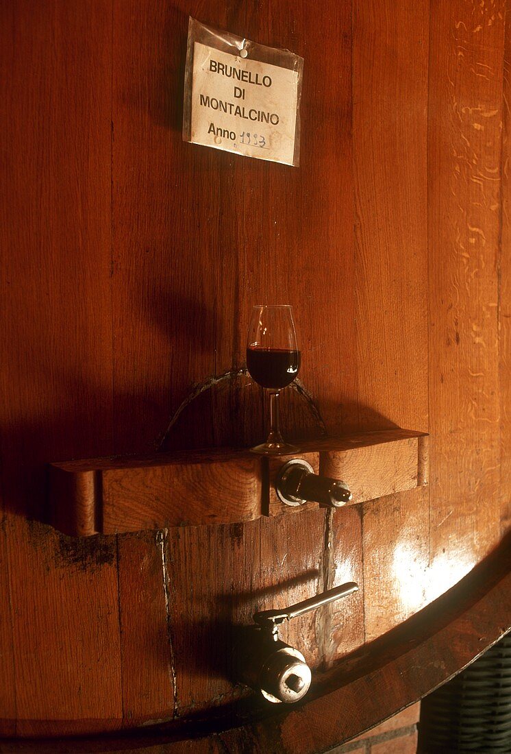 Brunello di Montalcino reift im Weinfass, Toskana, Italine