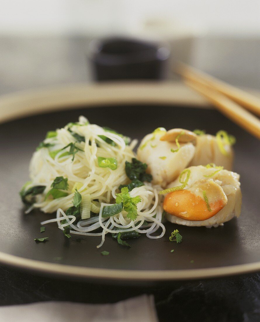 Rice noodles with herbs and scallops
