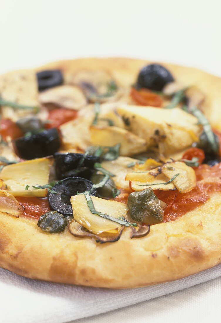 Pizza Capricciosa (mit Oliven, Kapern, Artischocken & Pilzen)