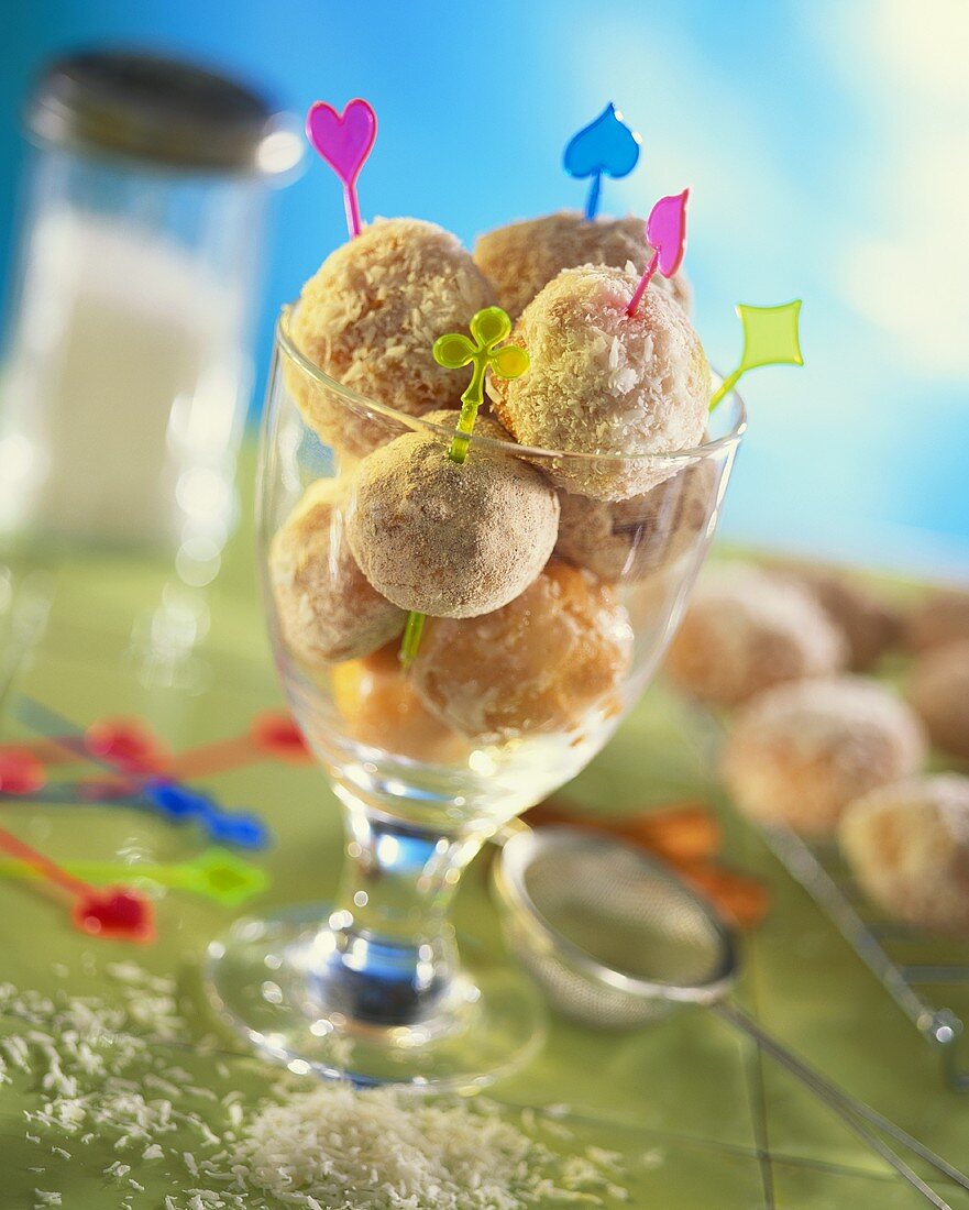 Doughnut-Bällchen mit Partyspiesschen in einem Glas