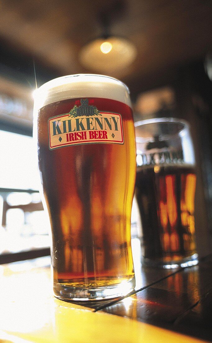 Zwei Gläser Kilkenny (irisches Bier)