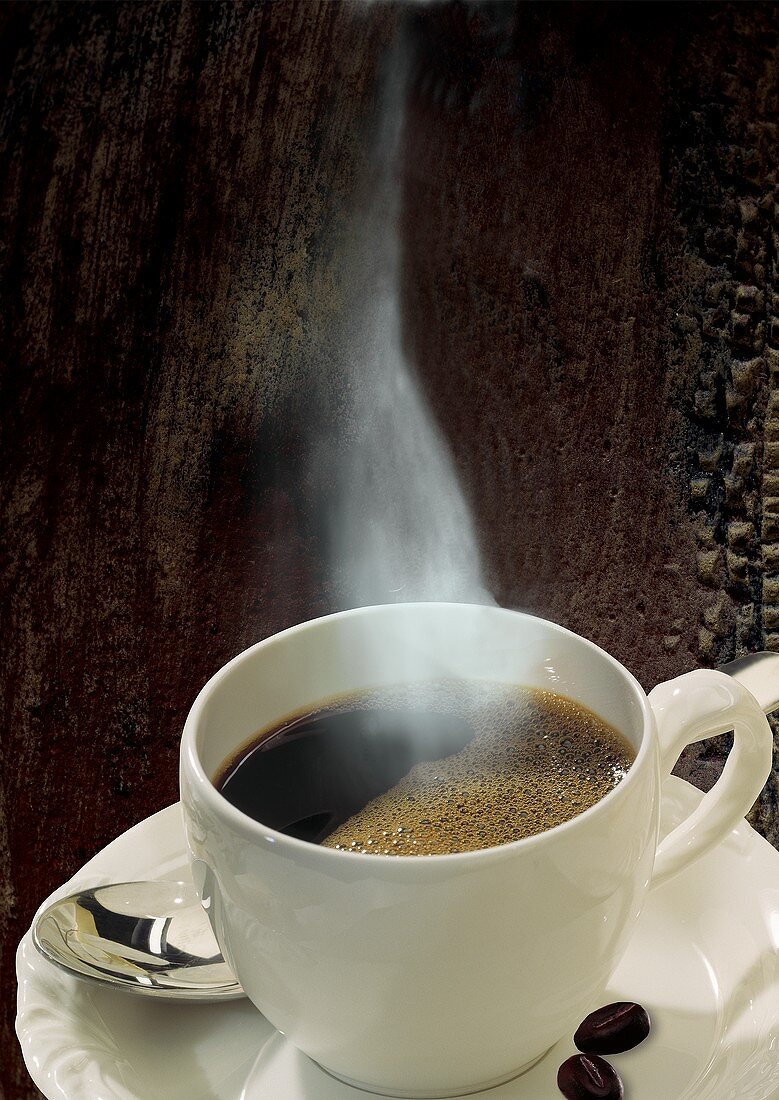 Eine Tasse dampfender Kaffee